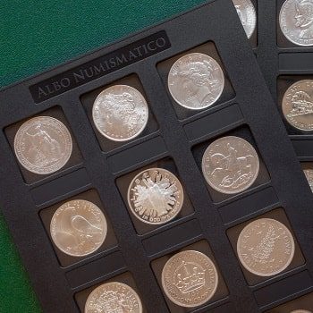Srebrne monety w tacce numizmatycznej